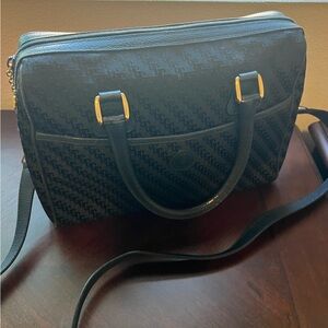 Gucci Vintage Navy 2-Way hand and shoulder bag.  😍
